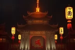 铁轨下的风作品封面，铁轨旁被风吹动的野草
